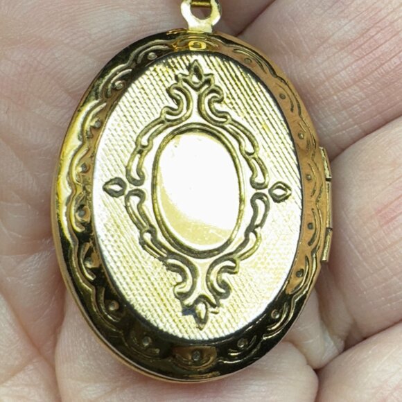 Gold Tone Chain Necklace Oval Photo Locket and Red Stone Marked ADF - Picture 5 of 9